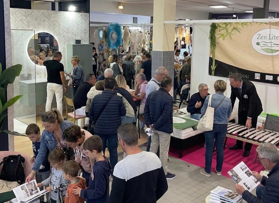 Professionnels échangeant sur un stand